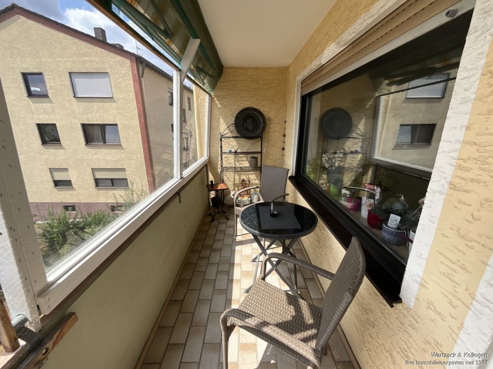 Gepflegte und gut geschnittene 
3,5-Zimmer-Wohnung 
im 1. OG 
inkl. Garage und Einbauküche