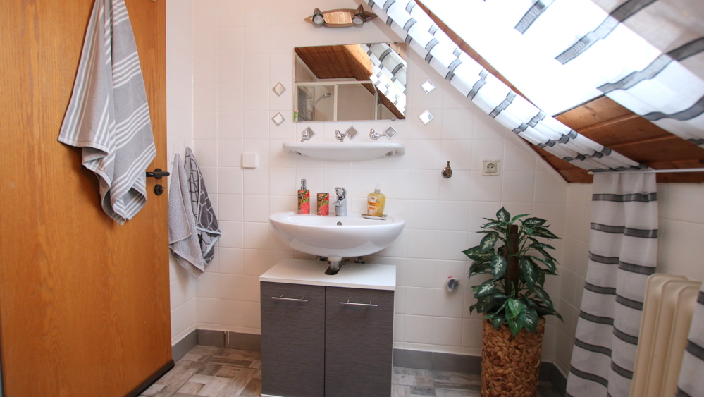 Ein-/Zweifamilienhaus mit großzü. Garten, Garage sowie abtrennbarem Bauplatz in Edewecht-Osterscheps