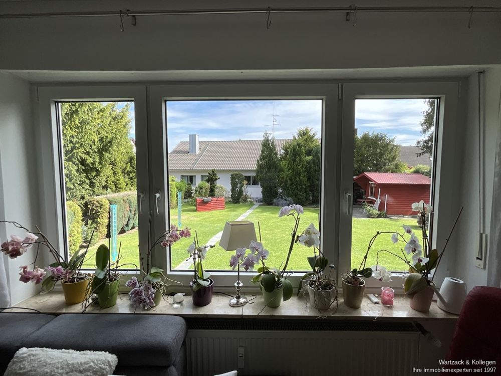 Blick vom Wohnzimmer in den Garten