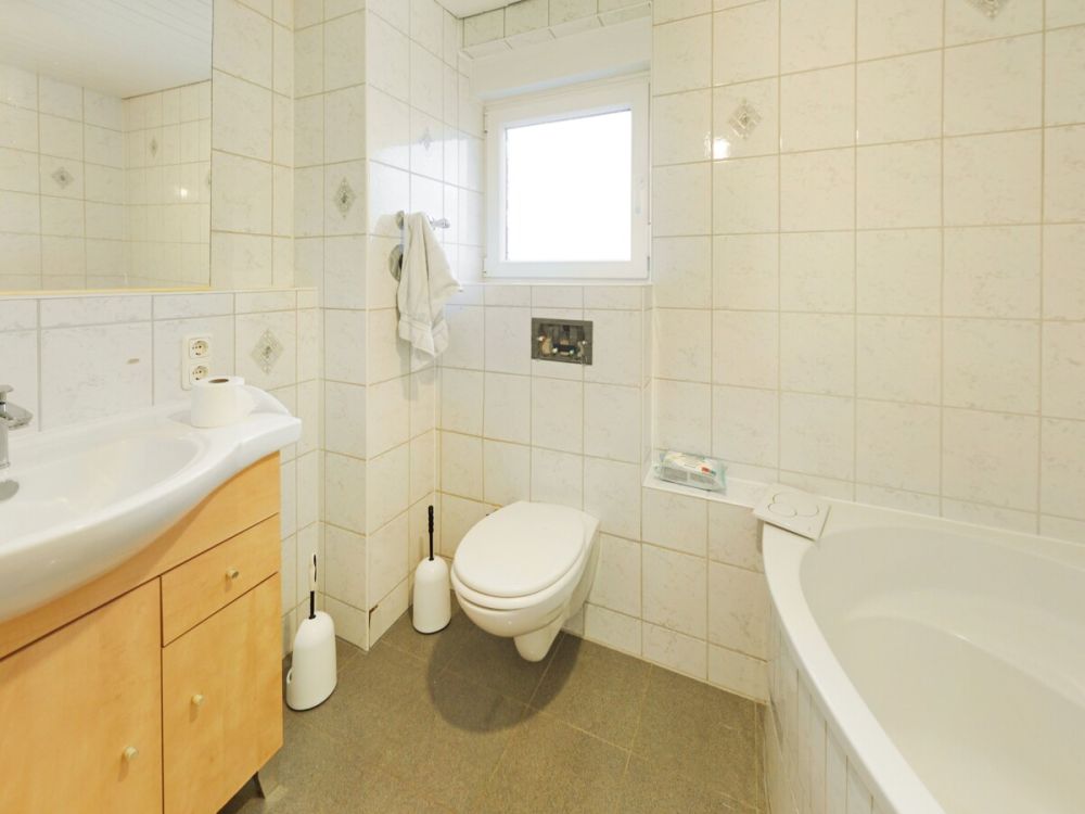 Großzügiges Wohnen für die Mehrgenerationenfamilie oder Kapitalanlage mit Wertsteigerungspotential - hier wird beides möglich! (12)