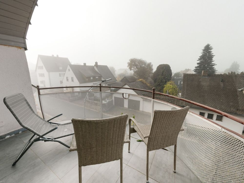 Ideale Kapitalanlage: Charmante Dachgeschoss-Maisonette-Wohnung mit Stellplatz in ruhiger Lage von Heilsbronn!