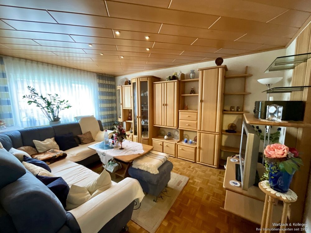 Komplett frei! 
Zweifamilienhaus mit zusätzlicher Einliegerwohnung im DG 
in Büchenbach