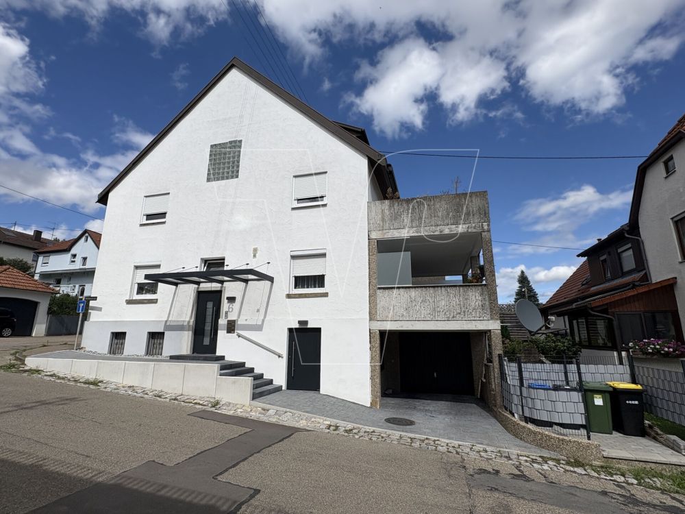 Sanierte und sehr gepflegte Wohnung mit großem Balkon!