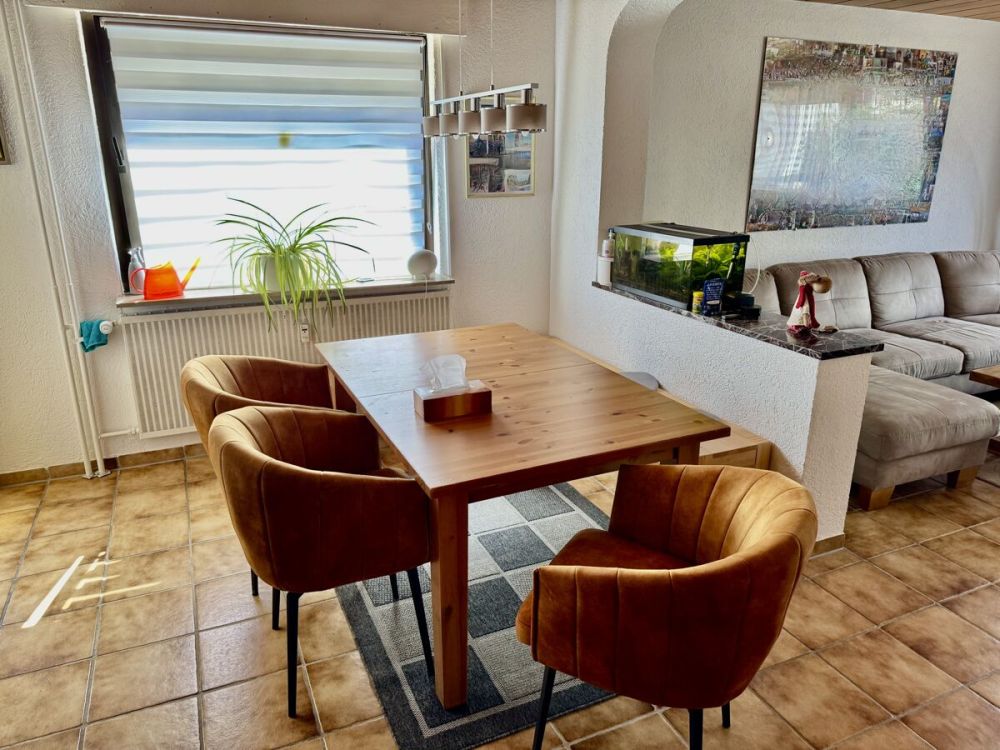 Ein- bis Zweifamilienhaus in idyllischer Ortslage
- großer Garten, 3 Garagen -