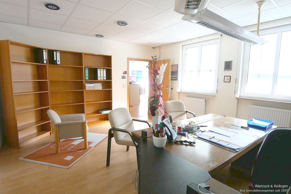 Perfekt auch zur Kapitalanlage! Schönes Büro in Roth 
mit zwei Tiefgaragenplätzen