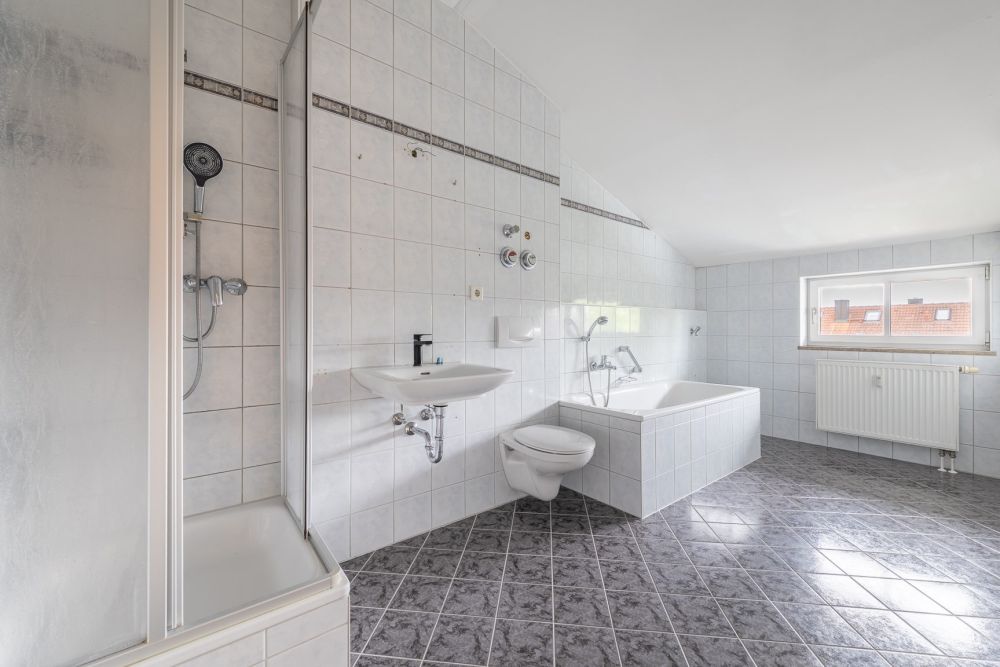 Leerstehende Dachgeschosswohnung auf zwei Ebenen mit hohem Ausstattungsniveau in Hallbergmoos