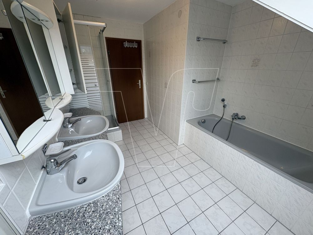 Gepflegte 3-Zimmer-Dachgeschosswohnung mit Stellplatz und Südbalkon