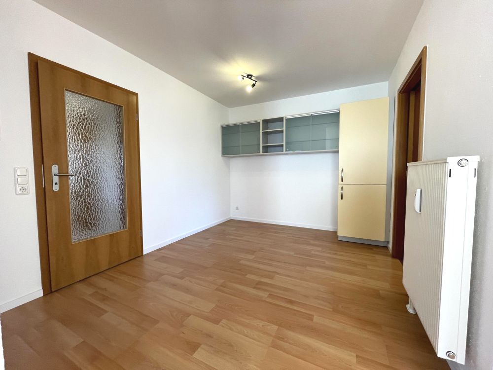 der separate Essbereich, rechts die Küche