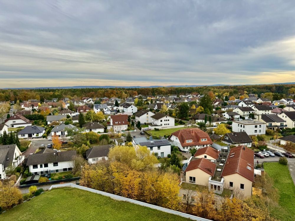 Lichtdurchflutete Eigentumswohnung mit Fernblick
- Tiefgaragenstellplatz+Außenstellplatz & Küche -