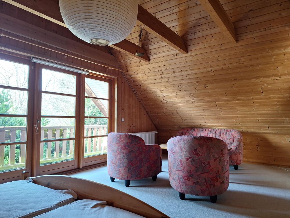 Zauberhaftes Holzbohlenhaus mit Einliegerwohnung in Mohrkirch