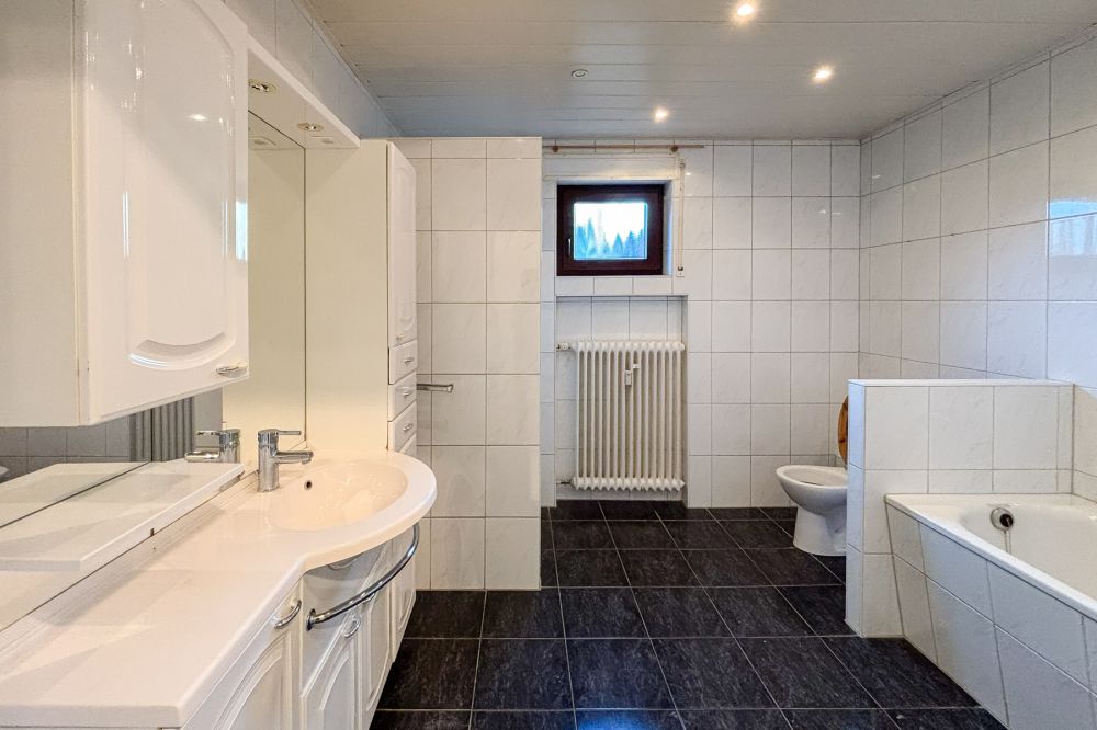 Repräsentatives Mehrfamilienhaus in Reinheim/Zeilhard - Großzügig, vielseitig und sofort bezugsfrei