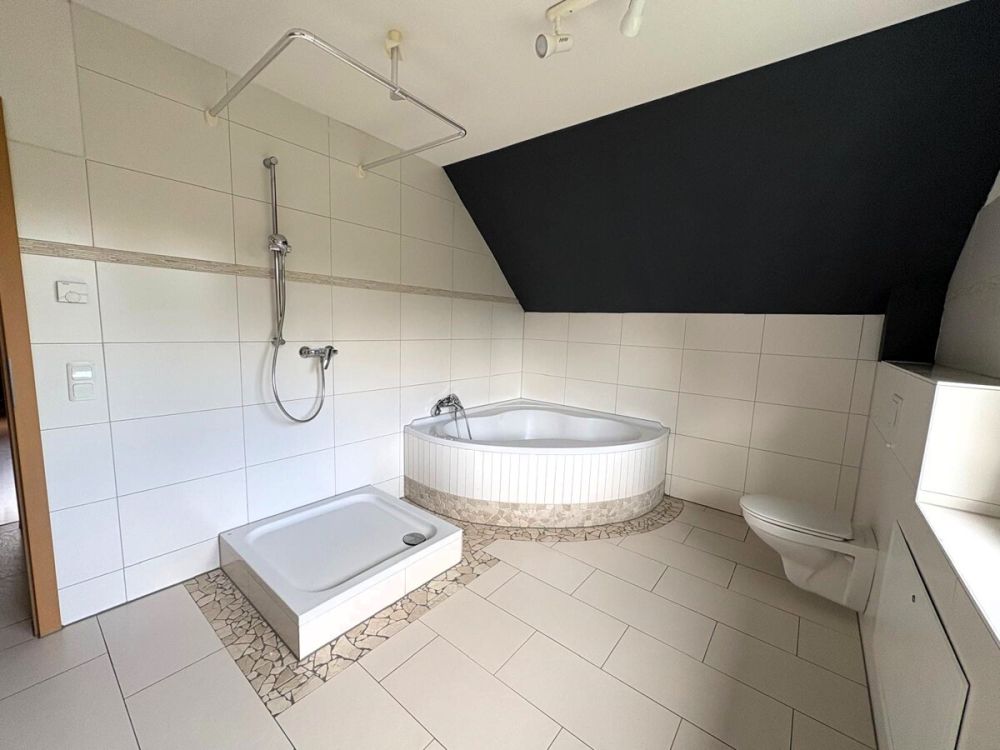 Bad mit Eckwanne und Dusche