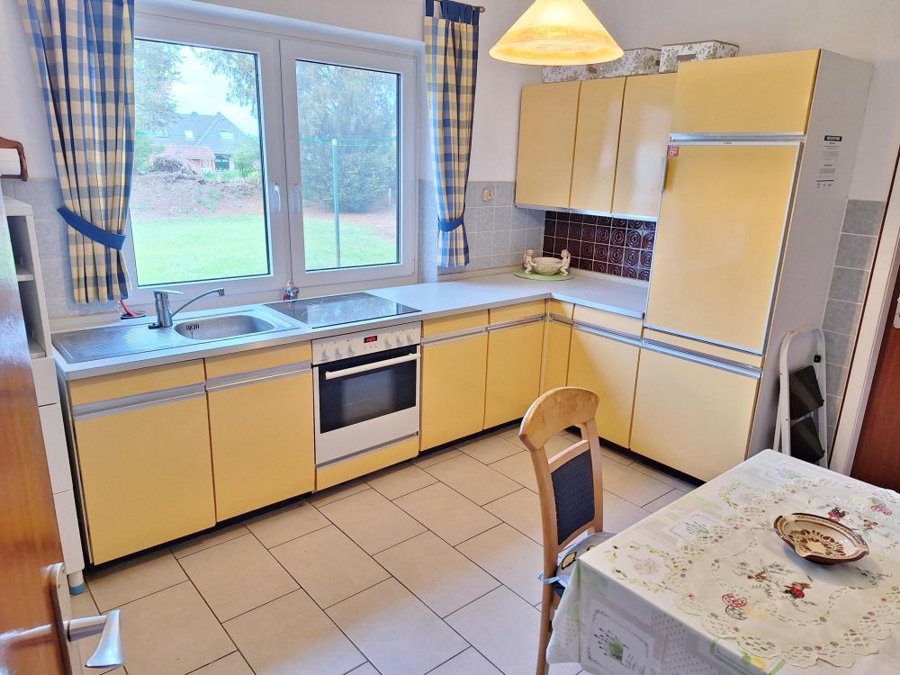 Küche mit Blick in den Garten