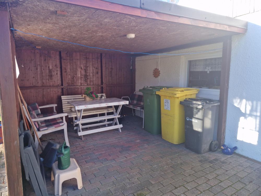 Hier kann etwas untergestellt werden oder Sie nutzen es als Sitzgelegenheit.