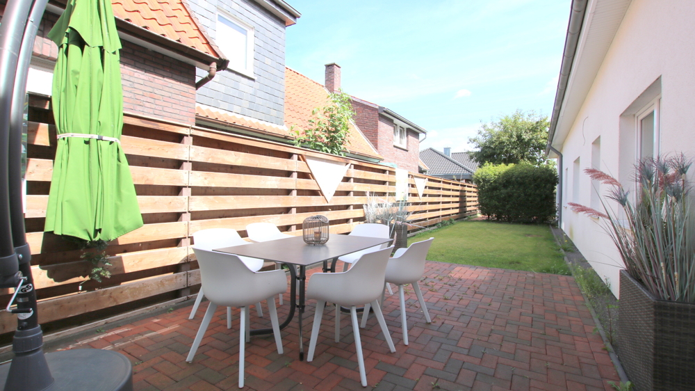 Stilvolle Erdgeschosswohnung mit Einbauküche und Terrasse in Wiefelstede / Zentrum