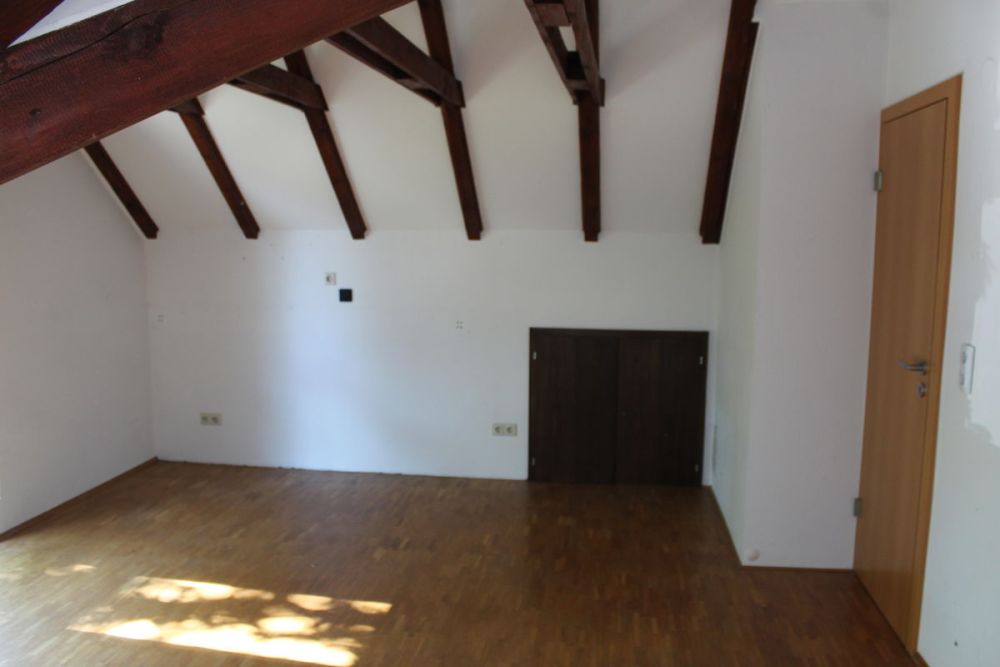 Hofheim-Toplage
Wunderbare Doppelhaushälfte mit Einliegerwohnung