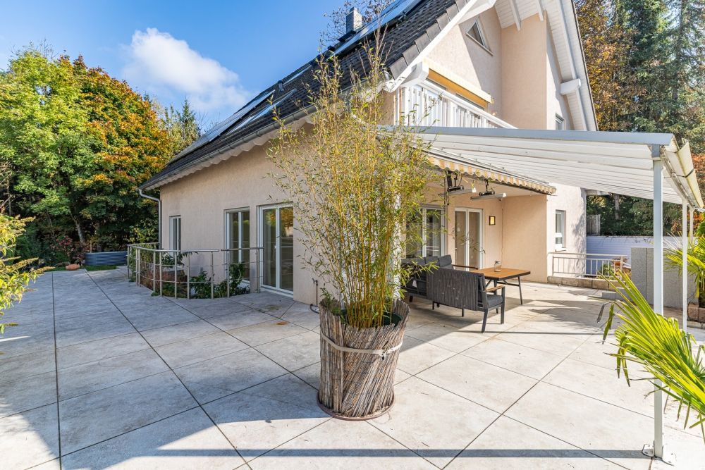 Zweifamilienhaus der Extraklasse - Hier lässt es sich gut leben und arbeiten