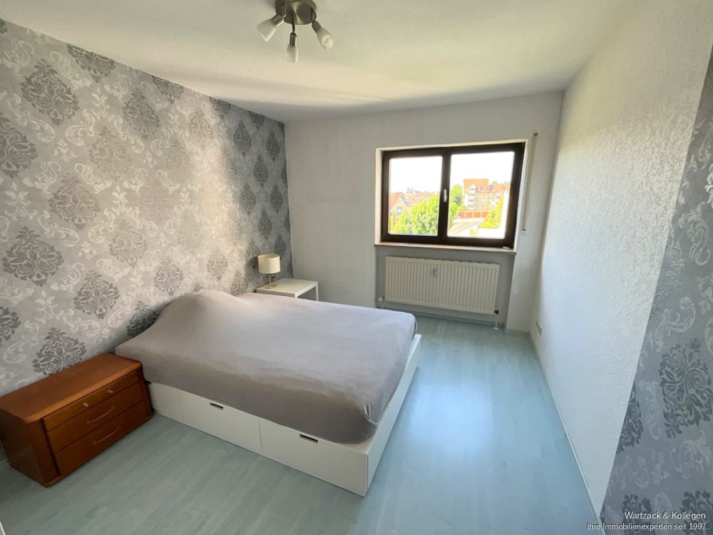 Renovierte 4-Zimmer-Wohnung 
mit 94 m² Wohnfläche, 
Balkon, Einbauküche & TG-Stellplatz