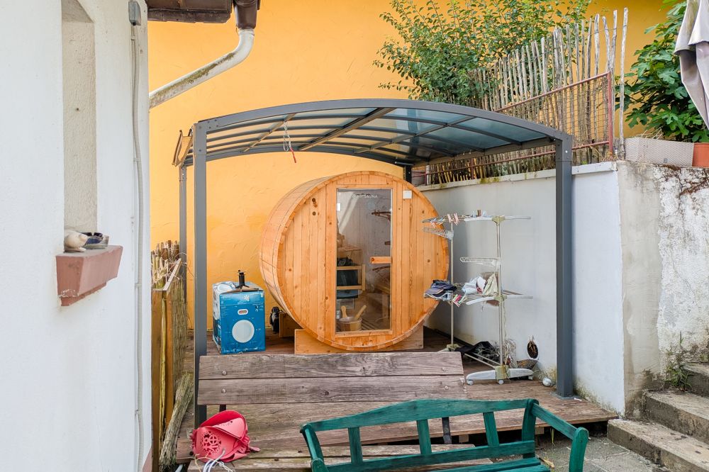 Selbstnutzer & Kapitalanleger aufgepasst:  2-Familienhaus mit Garagentrakt und viel Potential!