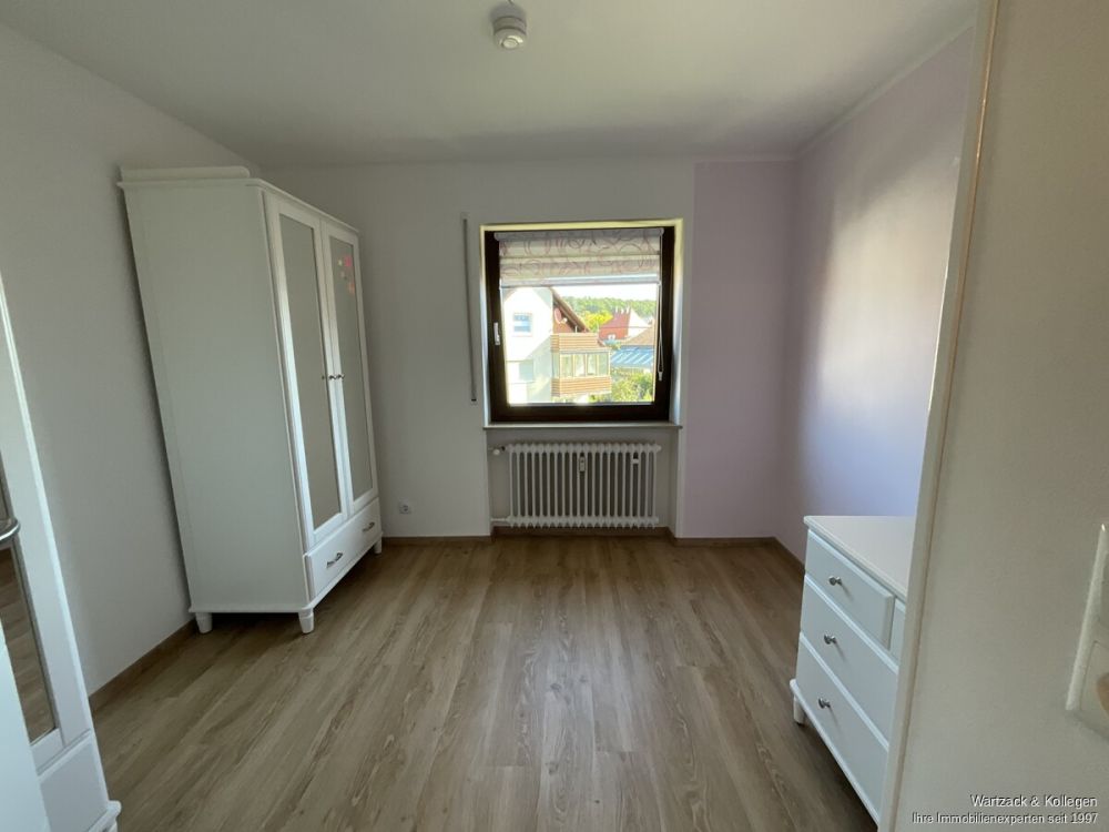 Hier müssen Sie nur noch einziehen- renovierte 3,5-Zimmer-Wohnung mit EBK, Balkon und Garage