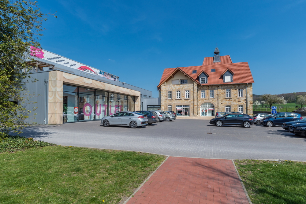 Ausreichend Parkflächen vorhanden