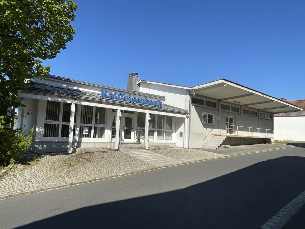 Ehemaliges Bankgebäude mit Lagerhalle - leicht umzubauen zu Wohnraum