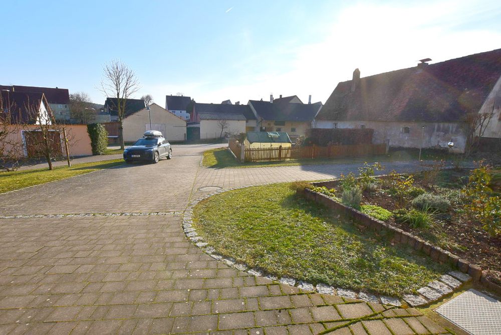 Viel Platz für Familie, 
Beruf oder Hobby!
Zweifamilienhaus mit Stall 
und weiteren Nebengebäuden