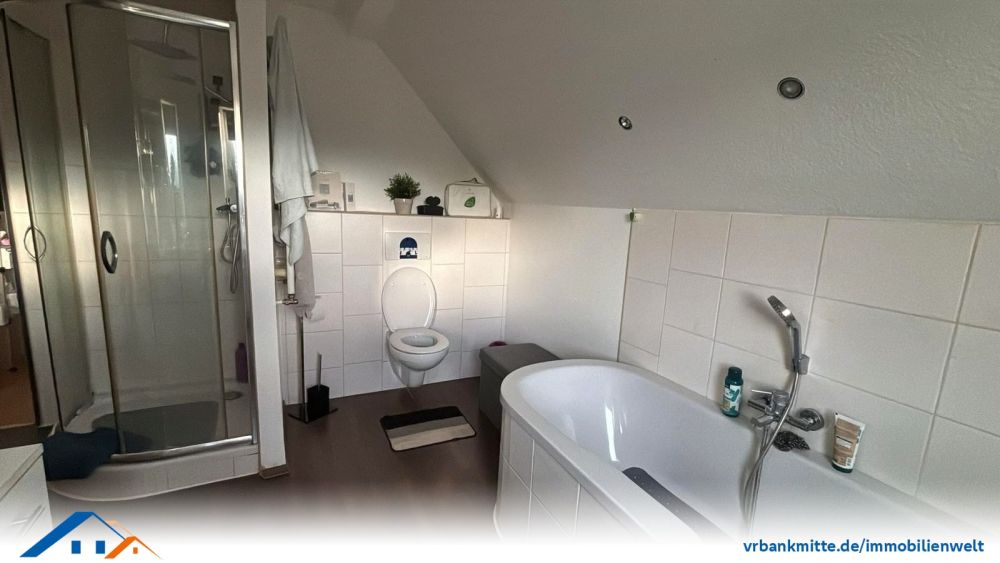 Vielseitiges Zweifamilienhaus mit großem Grundstück