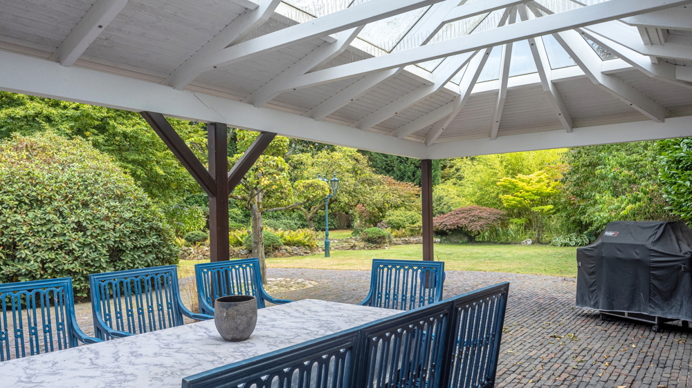 Reetdach-Anwesen mit Sommer-Gästehaus, Garage und Parkgrundstück / nur ca. 600 m zum Zw´ahner Meer