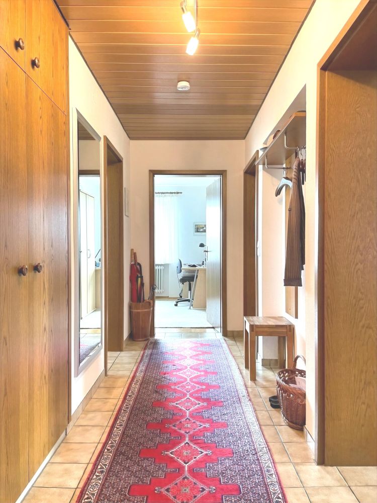 Geräumige Diele mit praktischem Einbauschrank