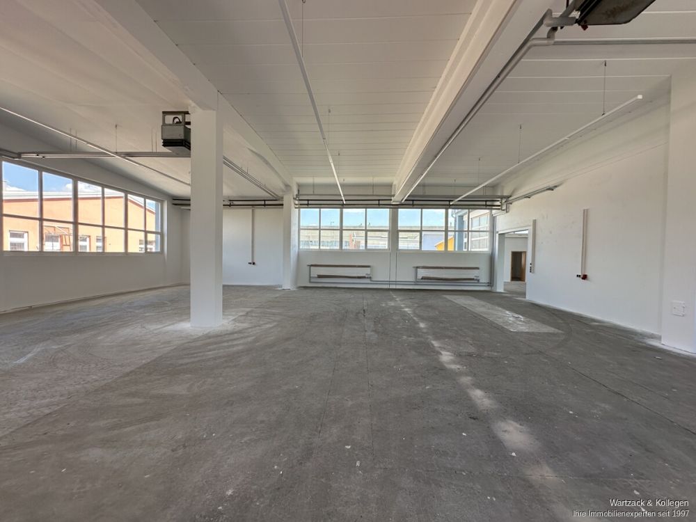 Vollständig neu renovierte Produktionshalle 
- zusätzliche Hallen- bzw. Büroflächen möglich