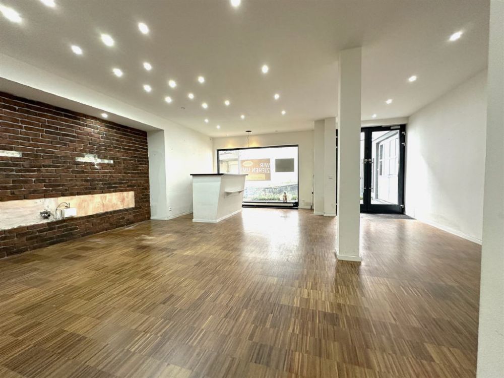 / Sundern-Zentrum: Wohnhaus mit Gewerbefläche & Parkmöglichkeiten