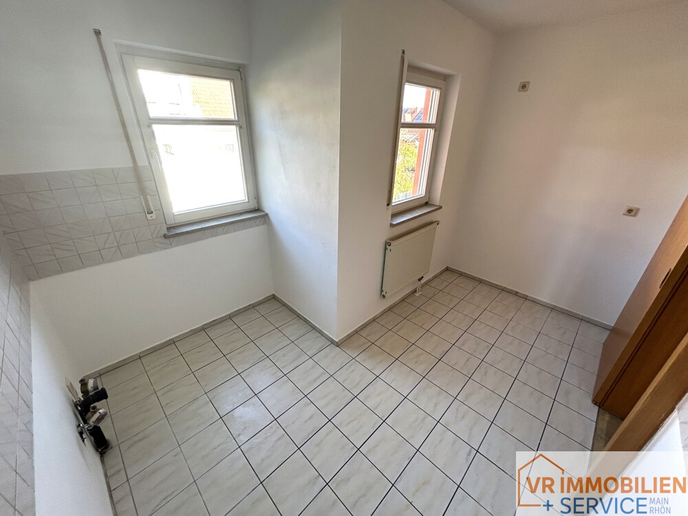 Einziehen und wohlfühlen! - Dachgeschosswohnung mit TG-Stellplatz in 97616 Bad Neustadt/Brendlorenzen