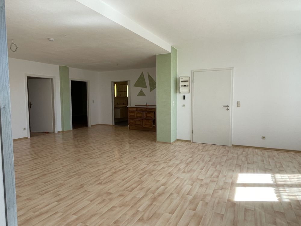 Wohnhaus in Traumlage mit vier Garagen und Nebengebäuden im Ort Griesbach