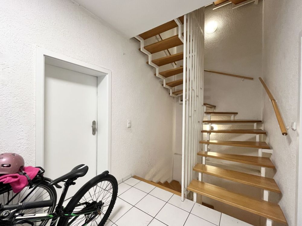 ALL INCLUSIVE: 2-Familienhaus + Einliegerwohnung + PKW-Stellplätze