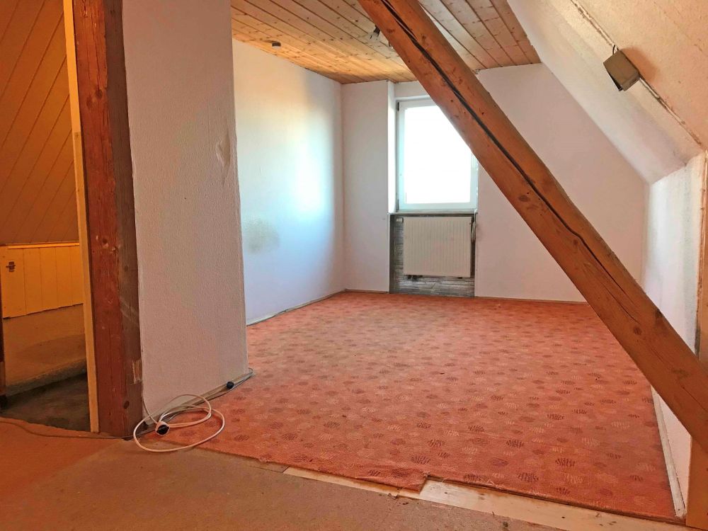 Große Dachgeschosswohnung mit Gartenanteil