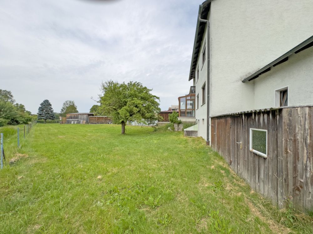 Zweifamilienhaus auf schönem und großzügigem Grundstück in ruhiger Lage in Schönkirch!