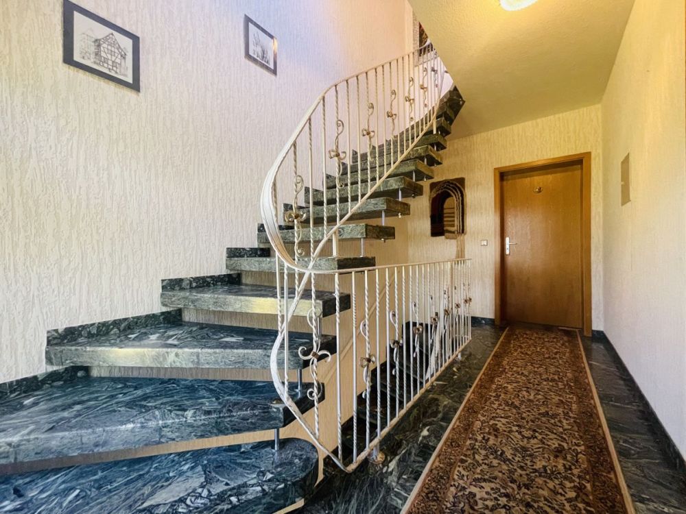 Gartenparadies - Zweifamilienhaus mit Einliegerwohnung