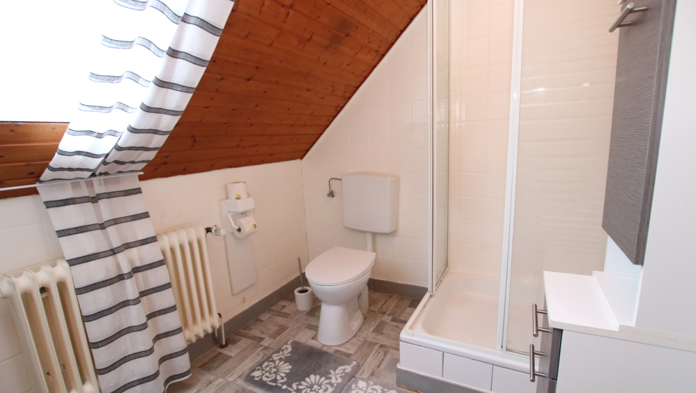 Ein-/Zweifamilienhaus mit großzü. Garten, Garage sowie abtrennbarem Bauplatz in Edewecht-Osterscheps