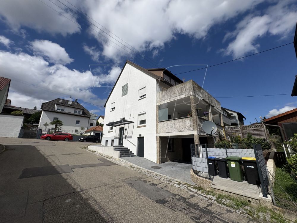Sanierte und sehr gepflegte Wohnung mit großem Balkon!