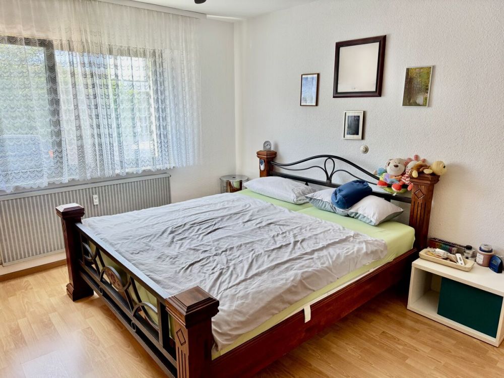 Ein- bis Zweifamilienhaus in idyllischer Ortslage
- großer Garten, 3 Garagen -