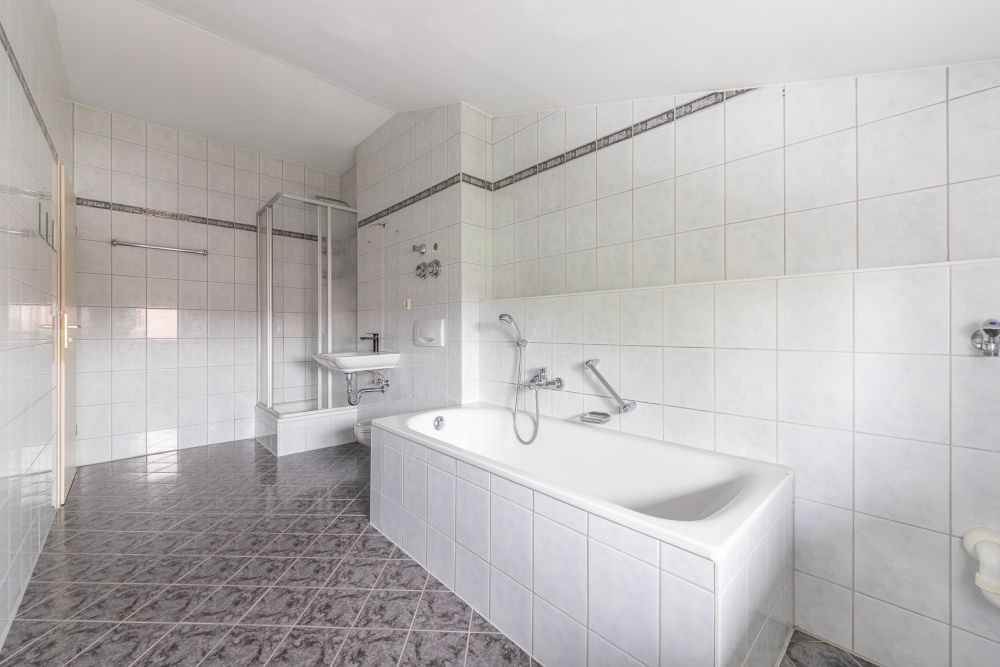 Leerstehende Dachgeschosswohnung auf zwei Ebenen mit hohem Ausstattungsniveau in Hallbergmoos