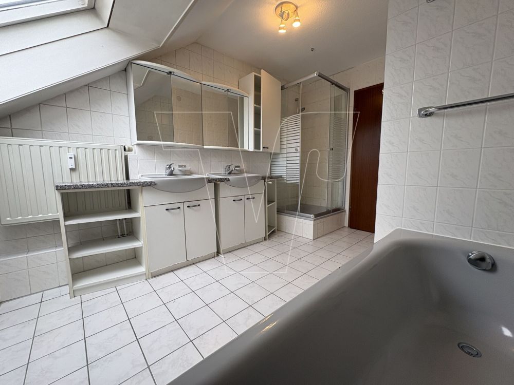 Gepflegte 3-Zimmer-Dachgeschosswohnung mit Stellplatz und Südbalkon