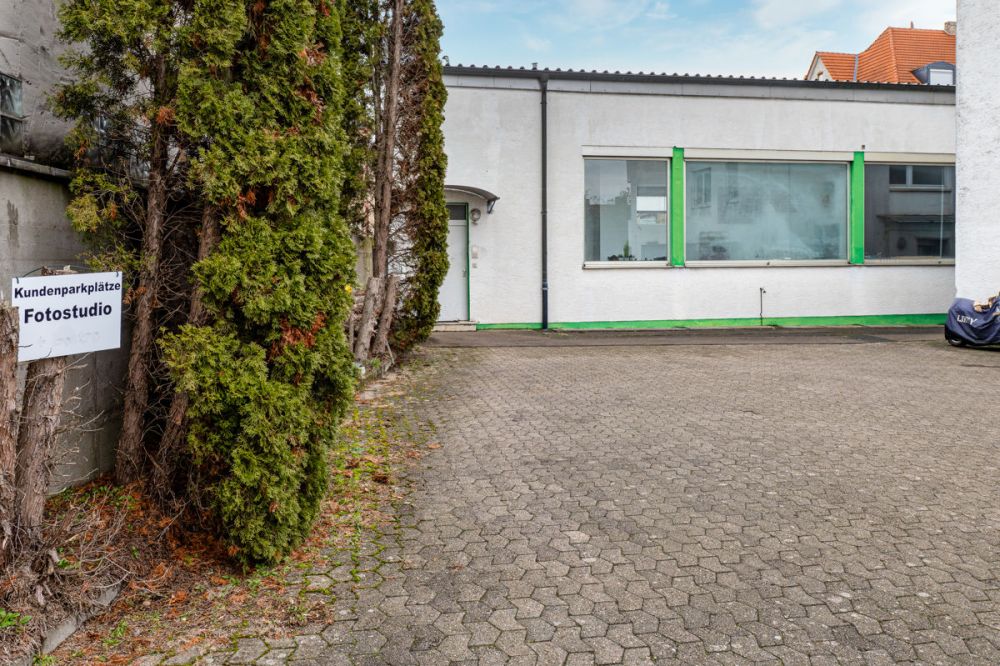 Vielseitiges Gewerbeobjekt mit zwei Ladeneinheiten, großzügiger Nutzfläche und PKW-Stellplätzen