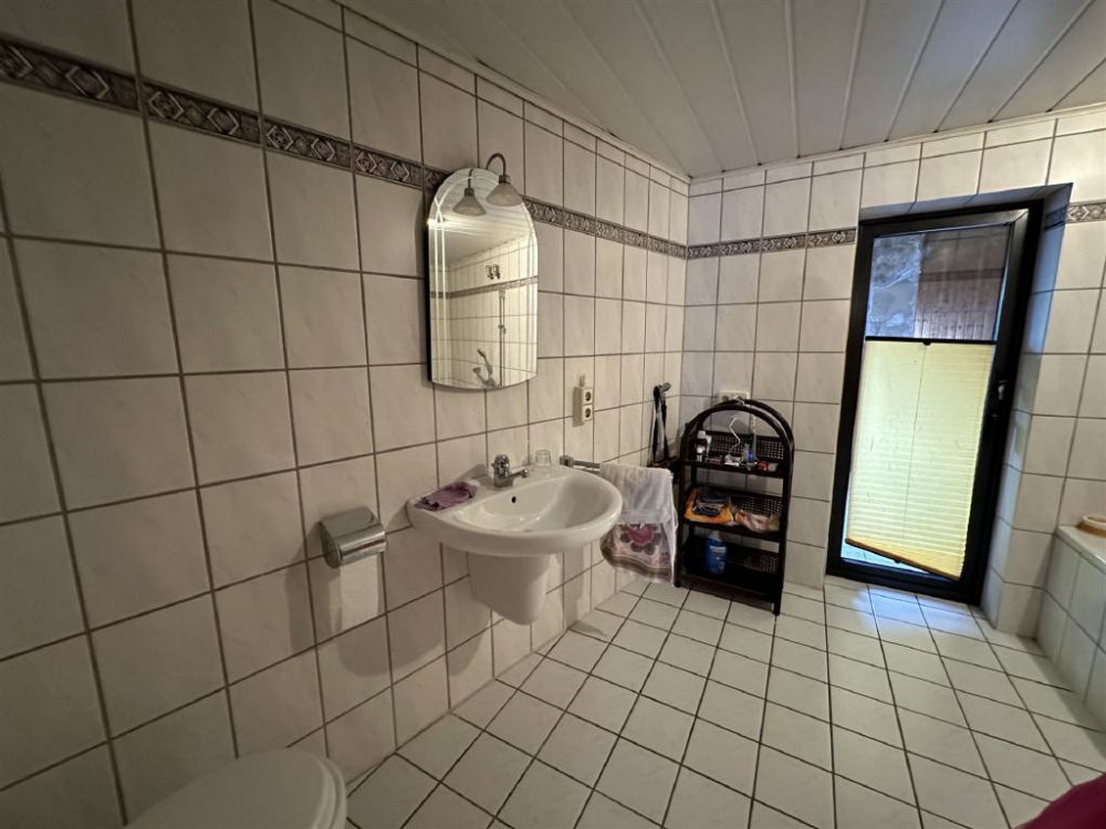 Wohn- und Geschäftshaus mit Ausbaupotenzial in zentraler Lage!