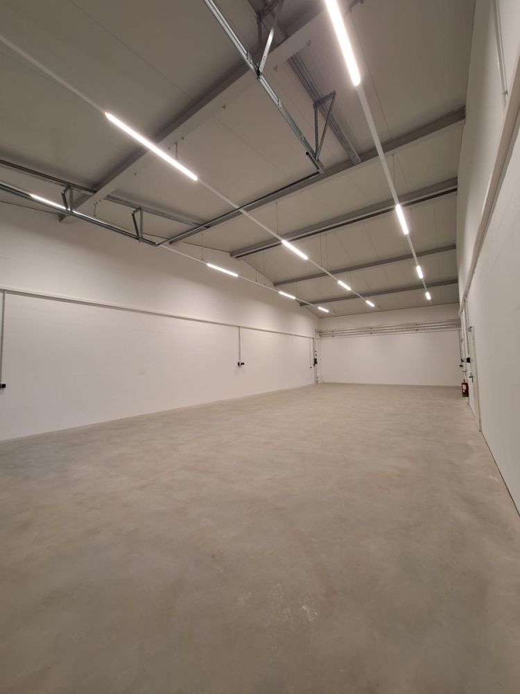 Neu errichtete Produktions-/Ausstellungshalle
im Gewerbegebiet Hungenbach