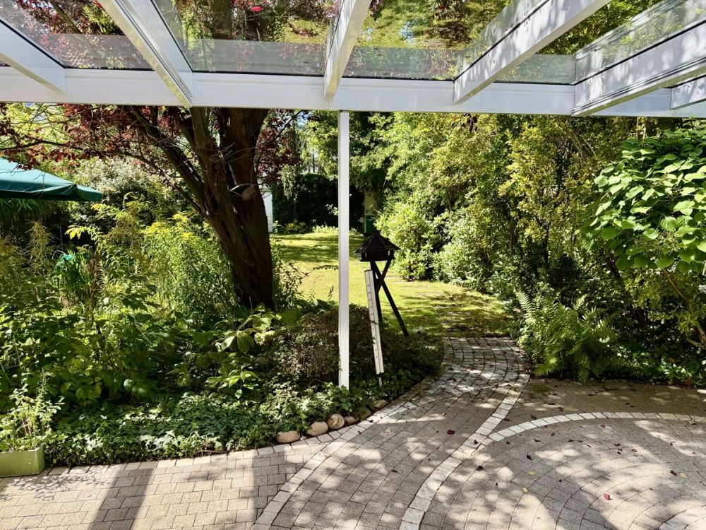 Echte Rarität: 2 Häuser vereint 
Großzügiges Ein- bis Zweifamilienhaus 
mit diversen Möglichkeiten