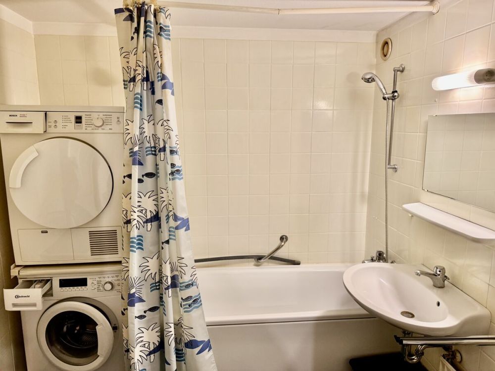 Lichtdurchflutete Eigentumswohnung mit Fernblick
- Tiefgaragenstellplatz+Außenstellplatz & Küche -