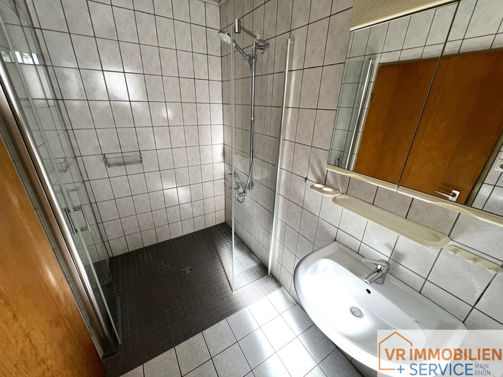 Einfamilienwohnhaus mit Nebengebäuden und Scheune im Ortskern von 97702 Seubrigshausen!