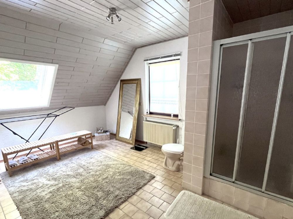 Bad mit Dusche und Wanne